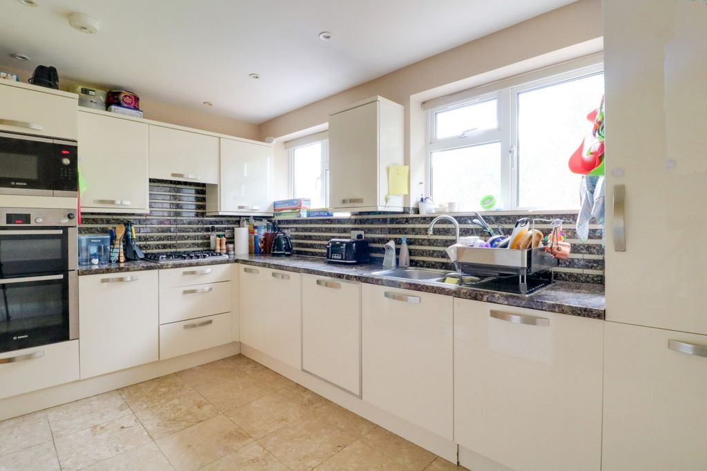 Property photo 2 of 11 3 2