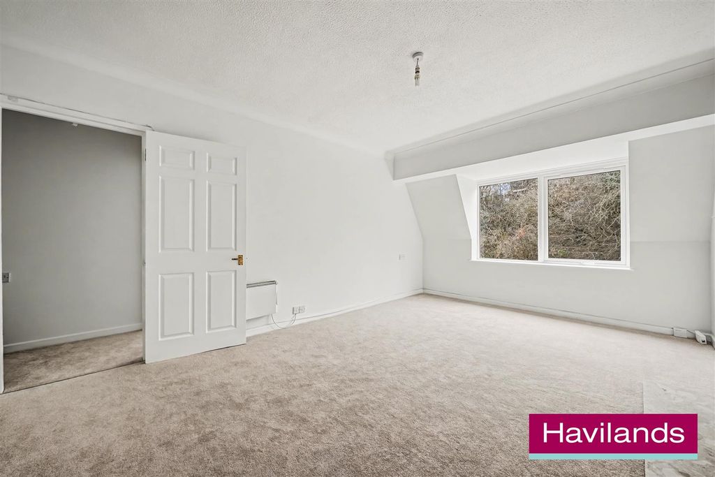 Property photo 3 of 12 43 Homewillow Close N21 2Hj-4.Jpg