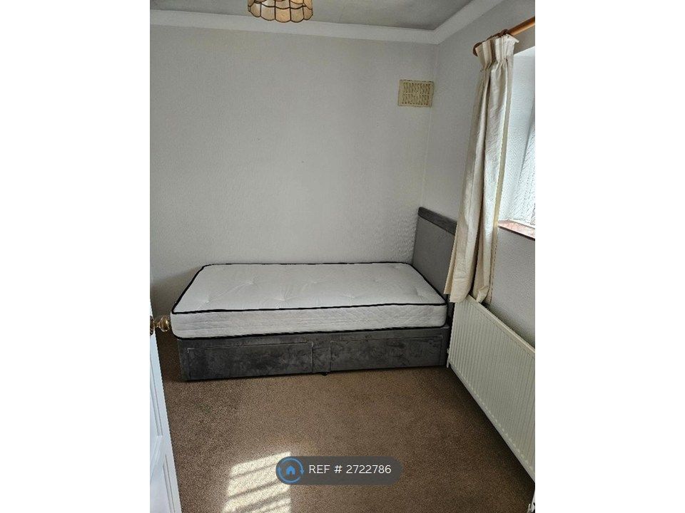 Property photo 3 of 10 Single Bedroom