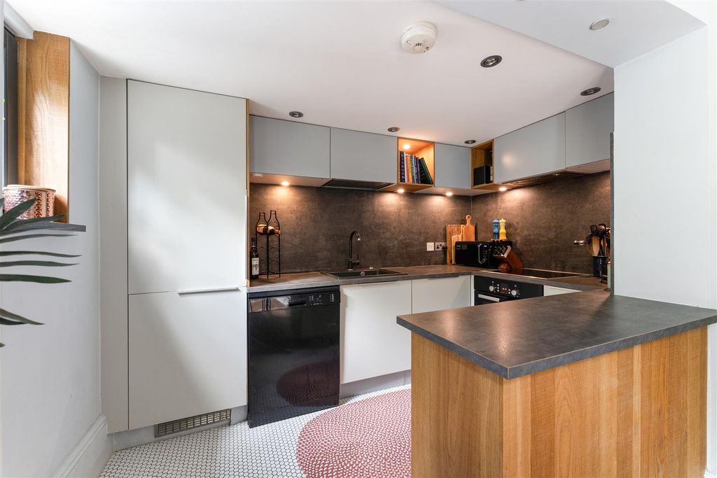Property photo 3 of 27 Sandringham Road, E8