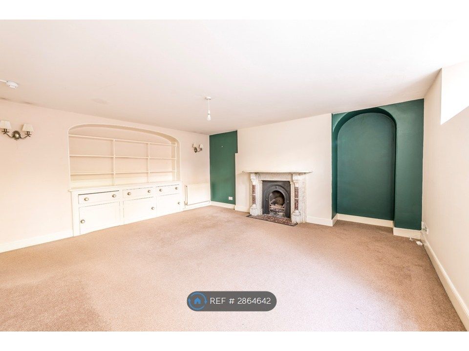 Property photo 3 of 18 Lounge