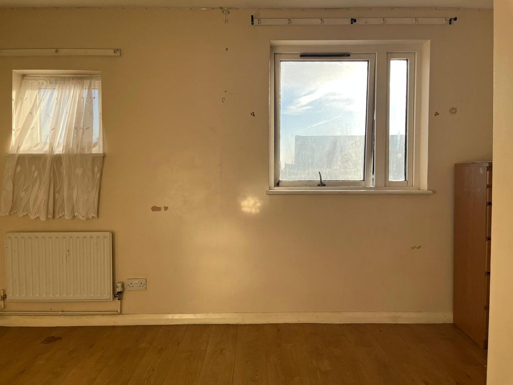 Property photo 1 of 32 Living Room