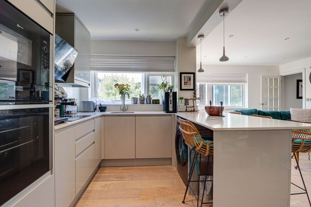 Property photo 3 of 10 Kitchen