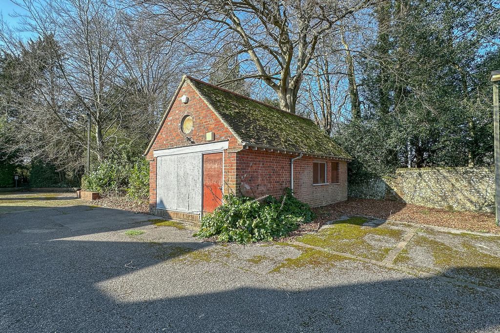 Property photo 3 of 6 07-Four_Chimneys_Winton_Close_So22.Jpg