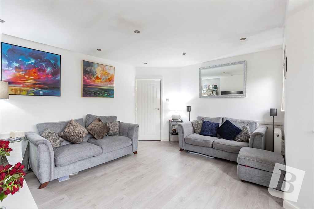 Property photo 3 of 17 Lounge