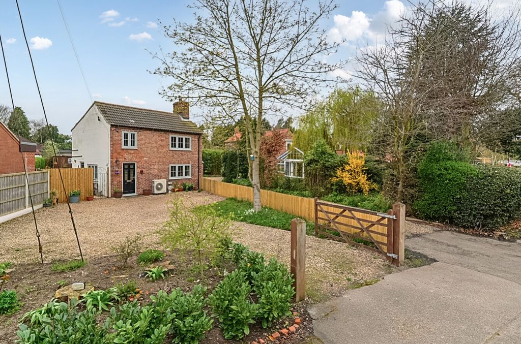 Property photo 1 of 28 1436926 (4)