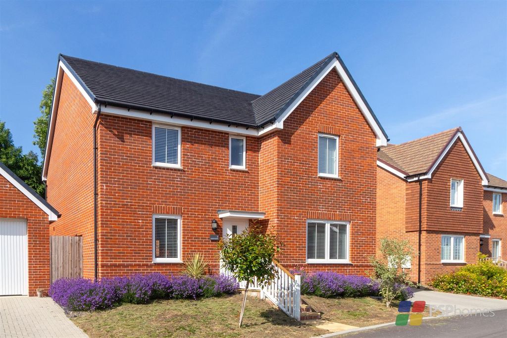 Property photo 1 of 20 Clementina Crescent 7 - Front 2.Jpg