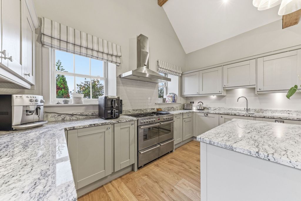 Property photo 3 of 31