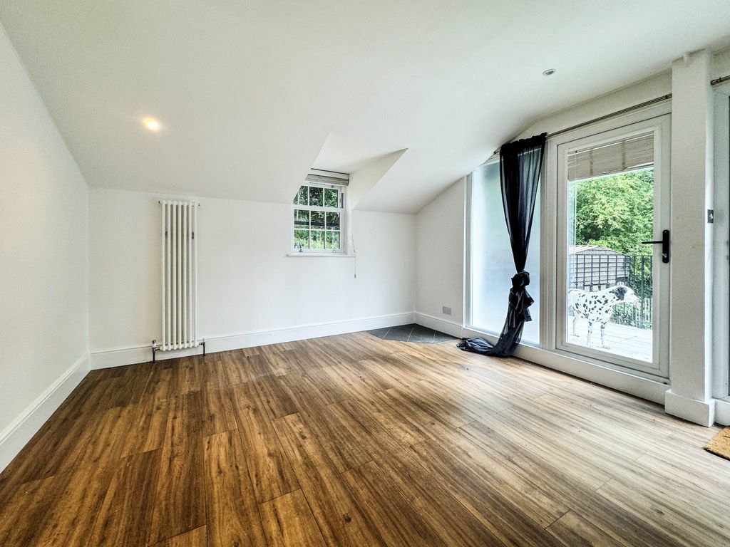 Property photo 3 of 10 c