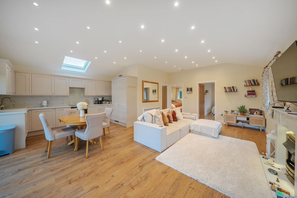 Property photo 2 of 14 1384195-15-6925E3...