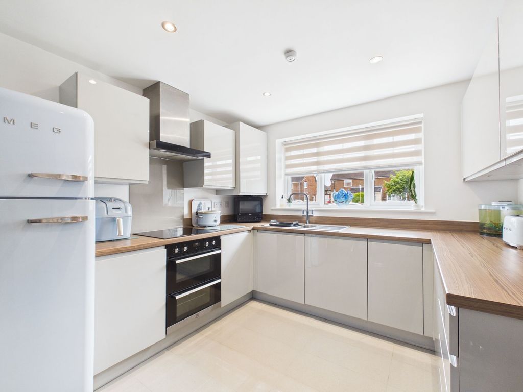 Property photo 3 of 26 Dining Kitchen