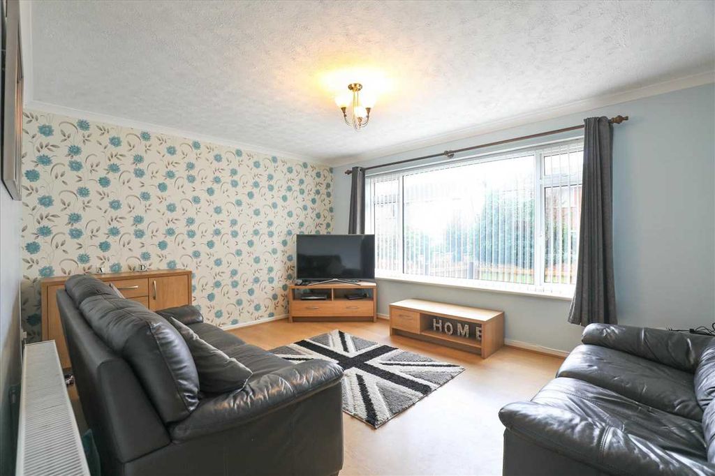 Property photo 2 of 12 Lounge