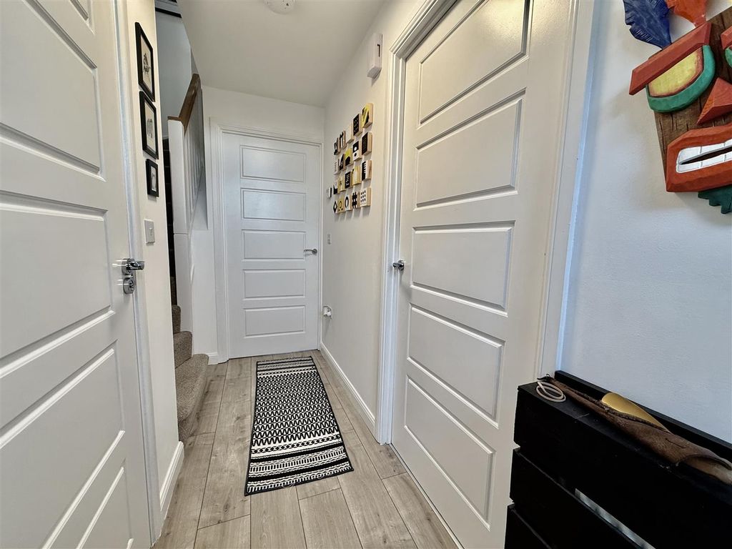 Property photo 3 of 13 Entrance Hall