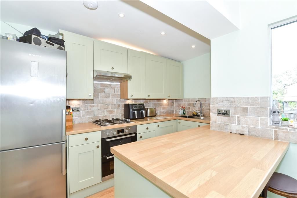Property photo 1 of 10 Kitchen