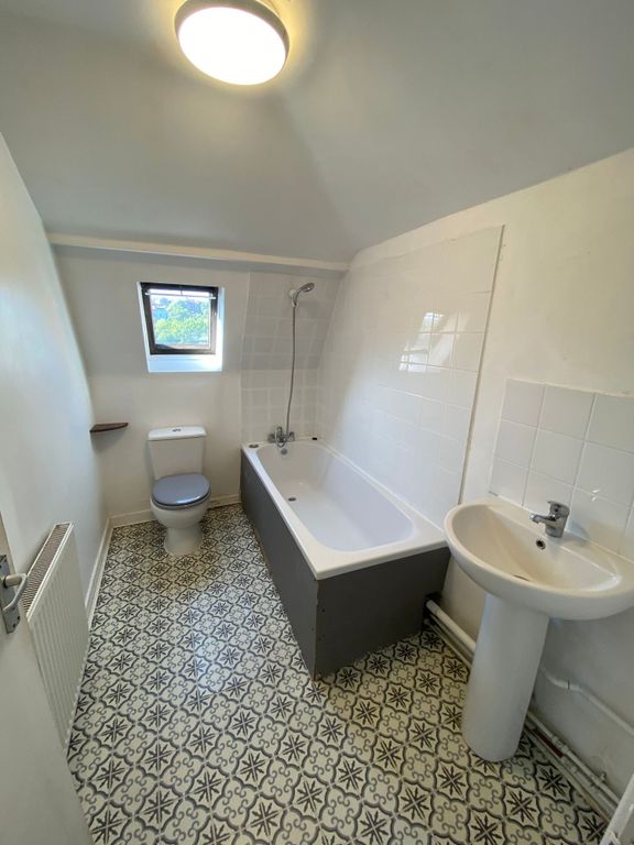 Property photo 2 of 8 A Well-Maintained Bathroom Suite Featuring A Patte...