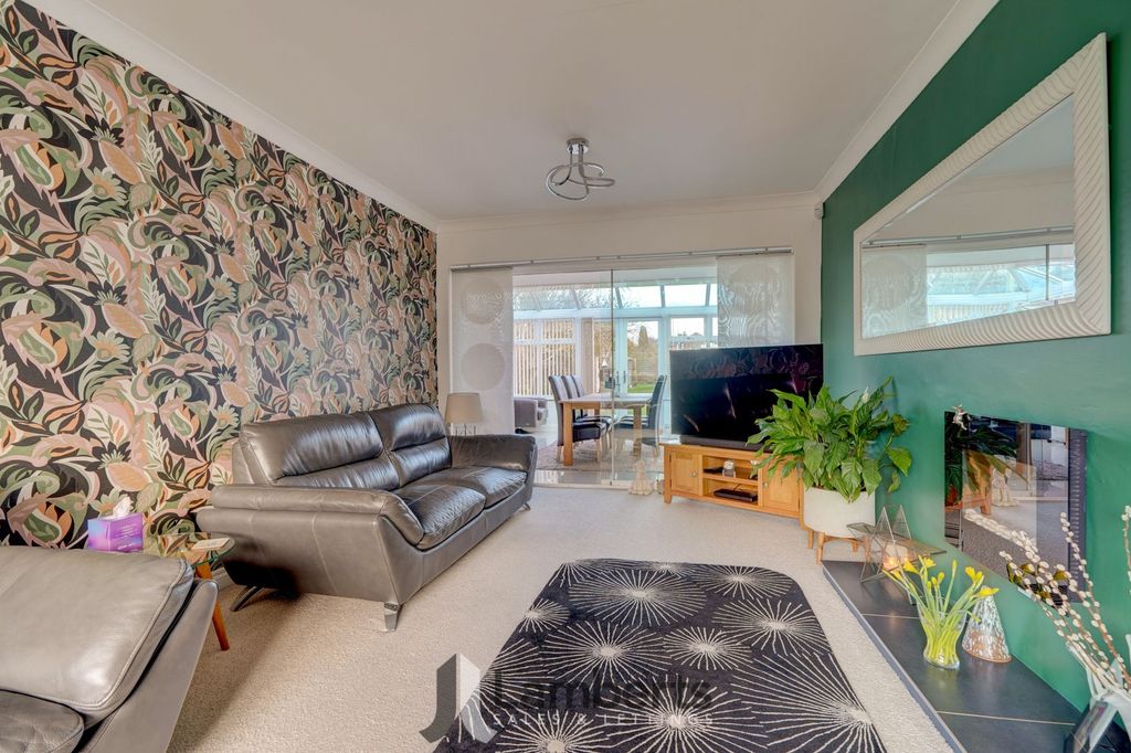 Property photo 2 of 32 Lounge