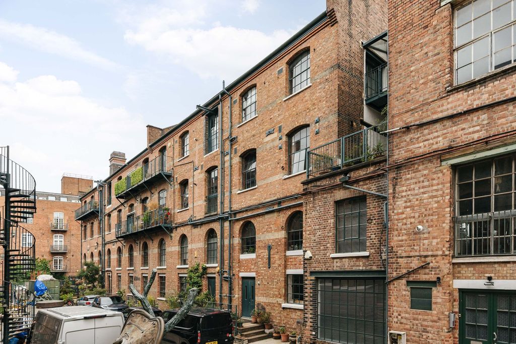 Property photo 2 of 10 Fawe Street E14