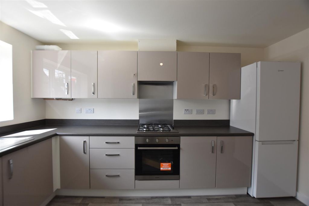Property photo 3 of 13 Kitchen