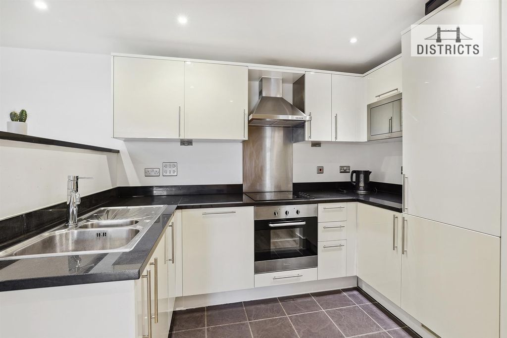 Property photo 3 of 18 Indescon Sq (13).Jpg