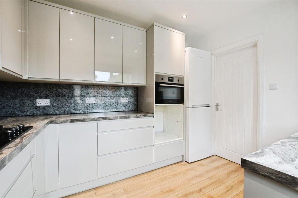 Property photo 3 of 21 Fitted Kitchen