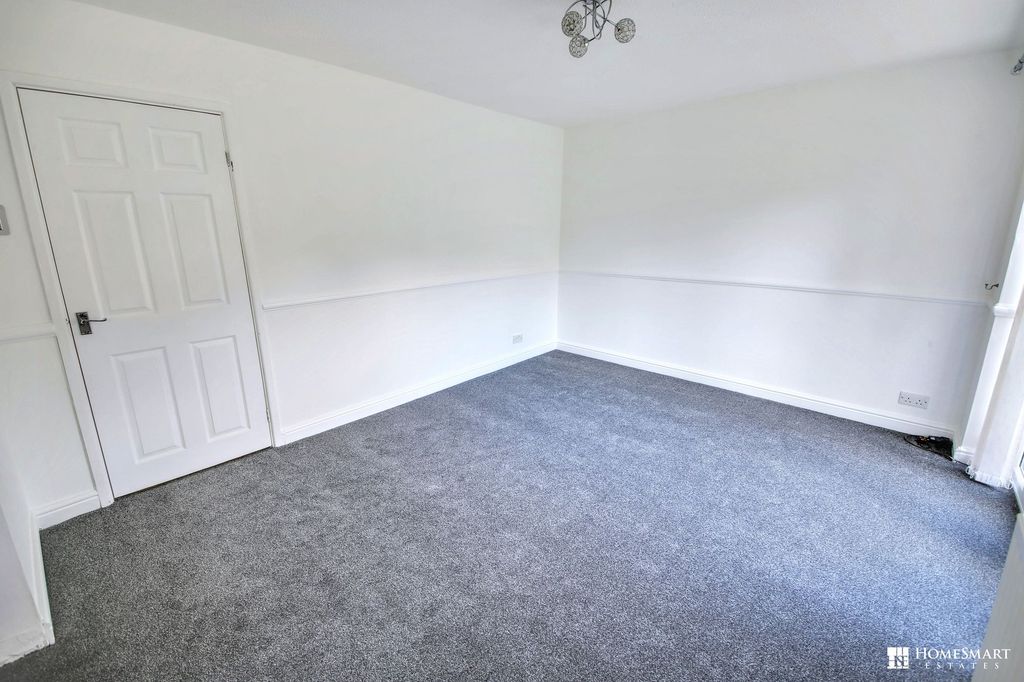 Property photo 3 of 16 Lounge