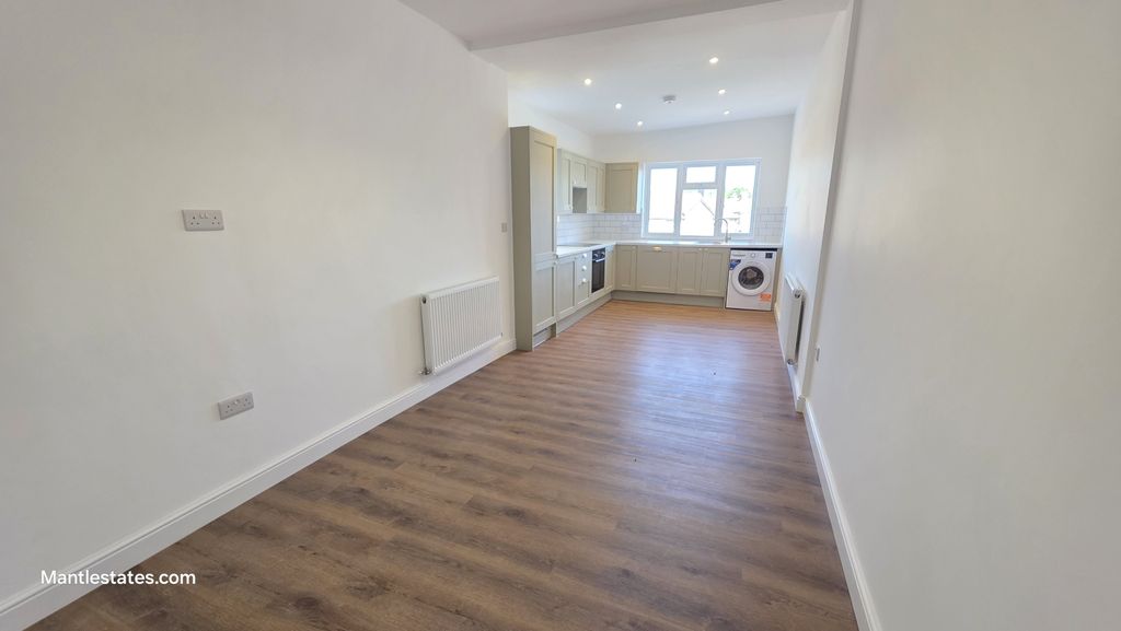 Property photo 1 of 11 4 Bed Flat To Rent East Barnet Road, New Barnet En4