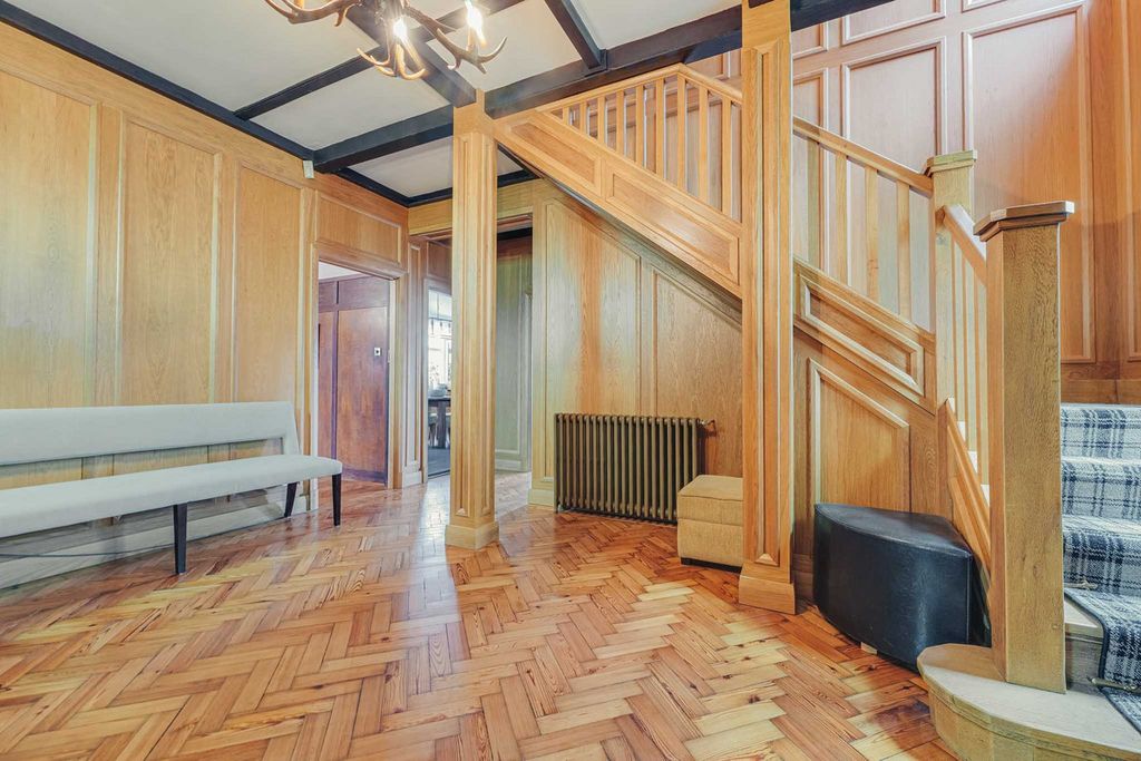 Property photo 2 of 33