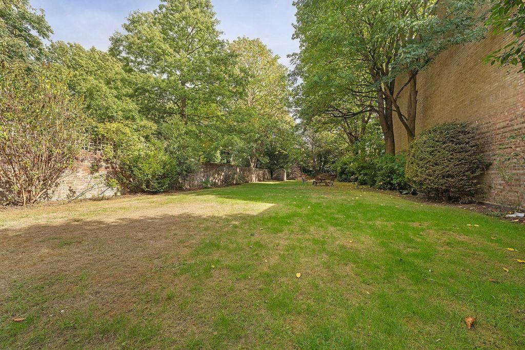 Property photo 3 of 14 Residents Garden (1).Jpg