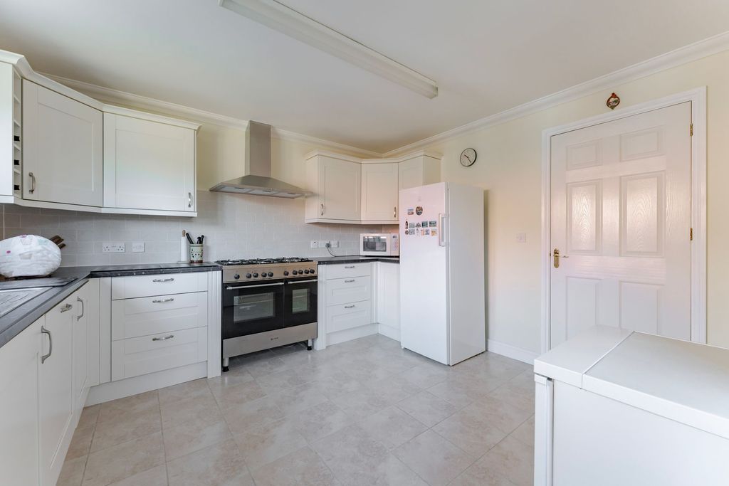 Property photo 2 of 25