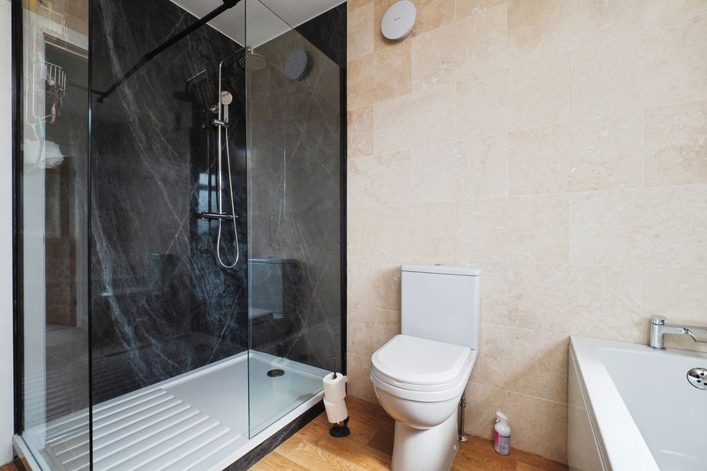 Property photo 3 of 19 Bathroom
