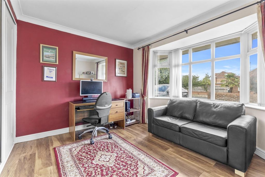 Property photo 3 of 15 27 East Drive, Hp13 6Jn-7.Jpg