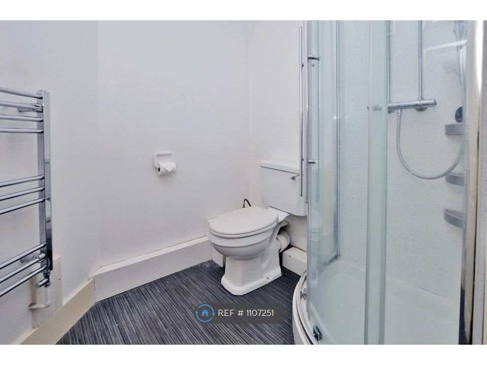 Property photo 2 of 6 Spacious Shower Room Shared With Just 1 Housemate