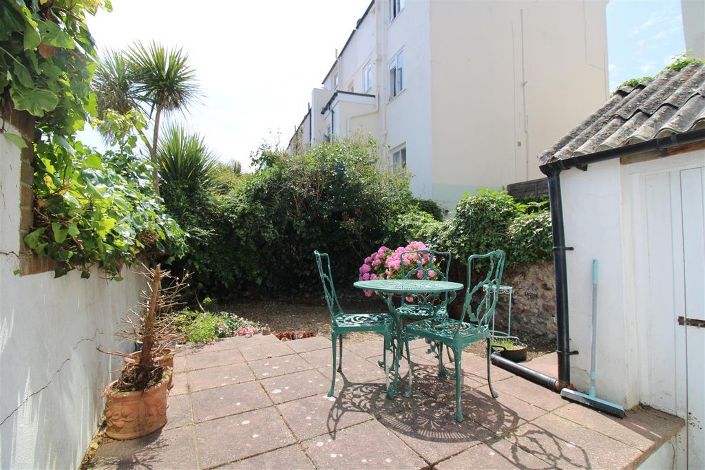 Property photo 2 of 9 Garden