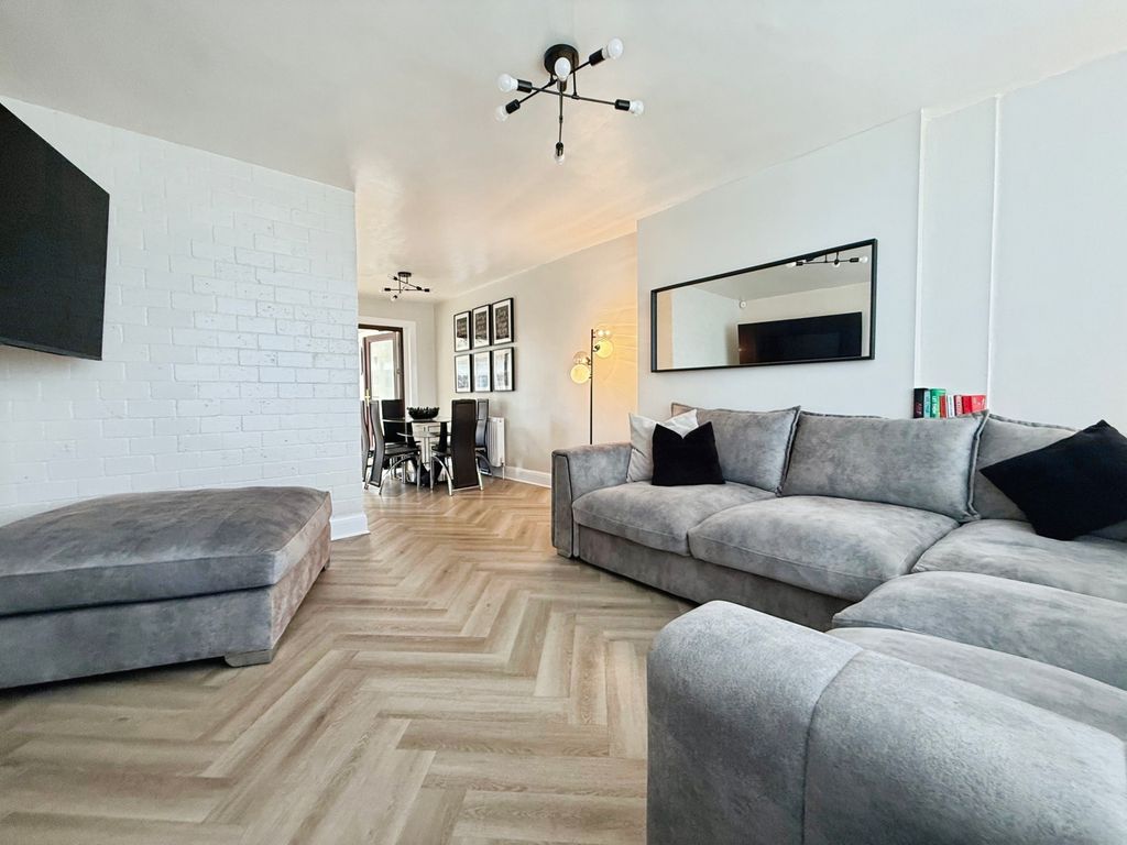 Property photo 2 of 37 Laidlaw Gardens