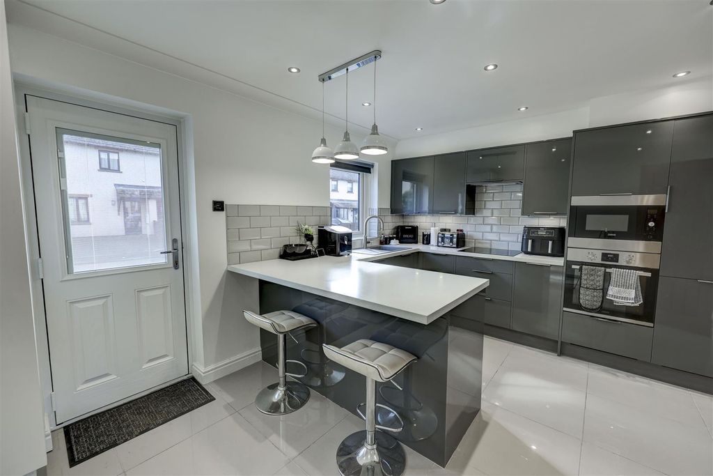 Property photo 2 of 12 Kitchen Diner