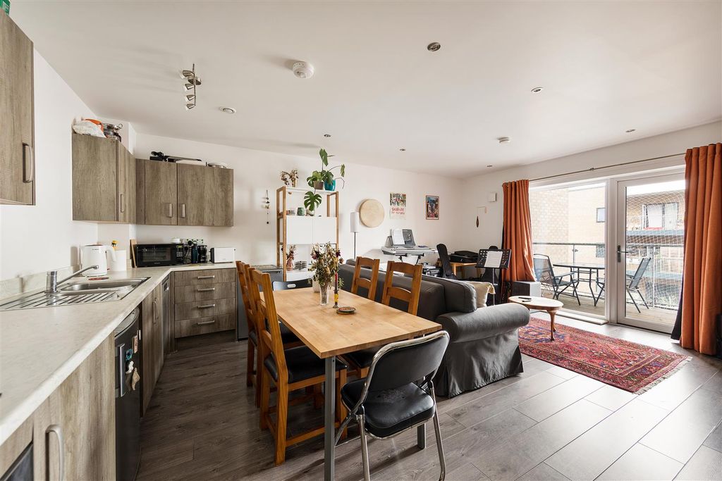 Property photo 2 of 17 Thornbury Way, E17