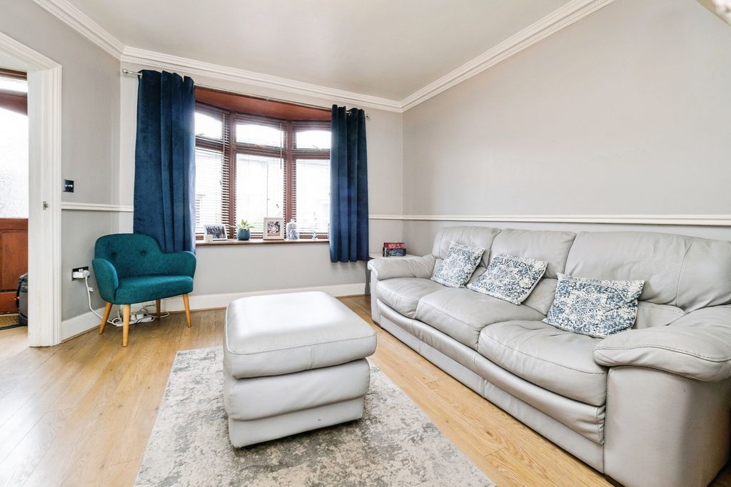 Property photo 3 of 19 Lounge