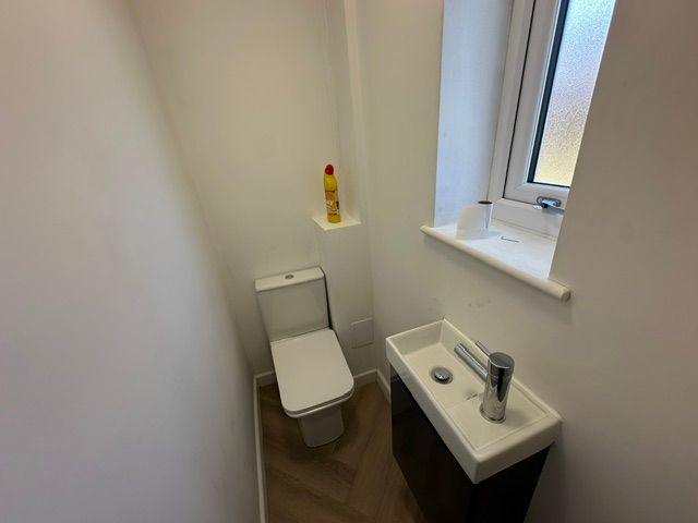 Property photo 2 of 12 Cloakroom