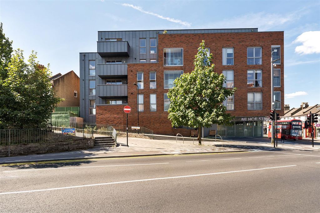 Property photo 1 of 27 Howard Road, E17