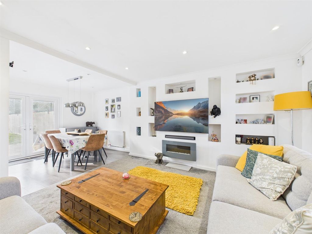 Property photo 2 of 12 Cam02435G0-Pr0141-Still010.Jpg