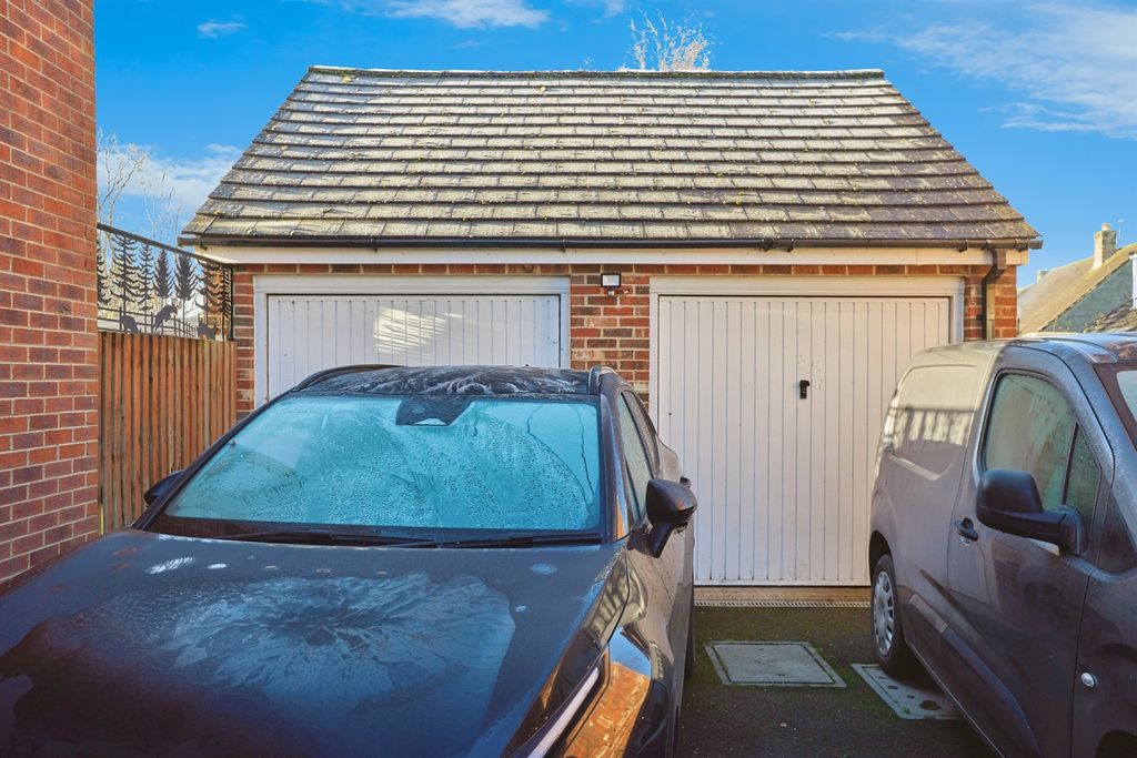 Property photo 2 of 21