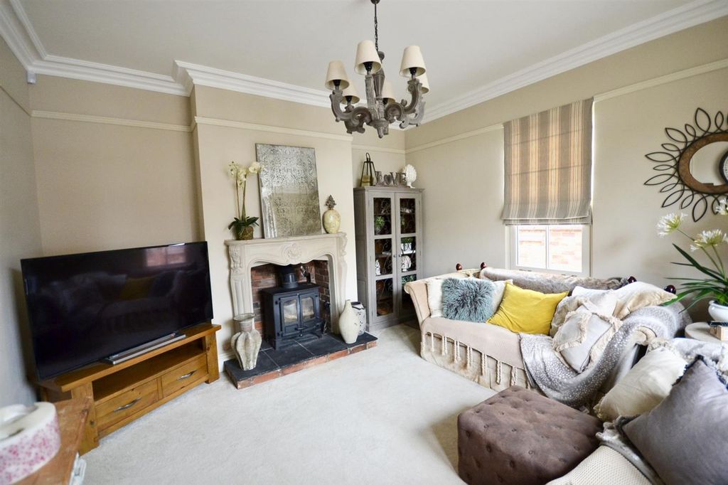 Property photo 3 of 42 Lounge