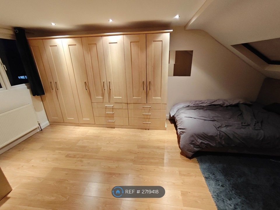 Property photo 2 of 8 Bed & Storage 2