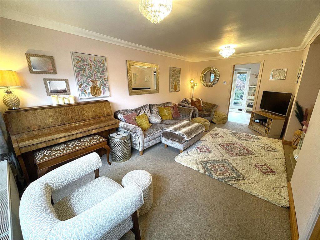 Property photo 3 of 26 Lounge