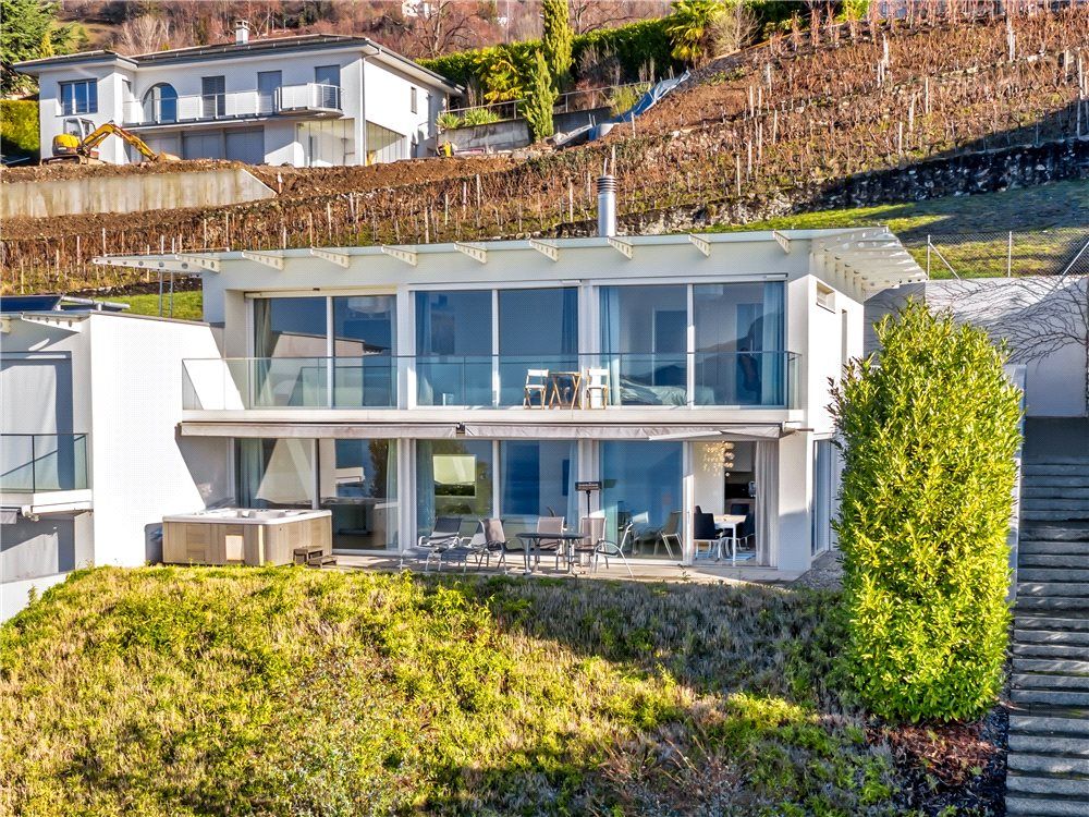 Property photo 1 of 18 For Sale In Montreux