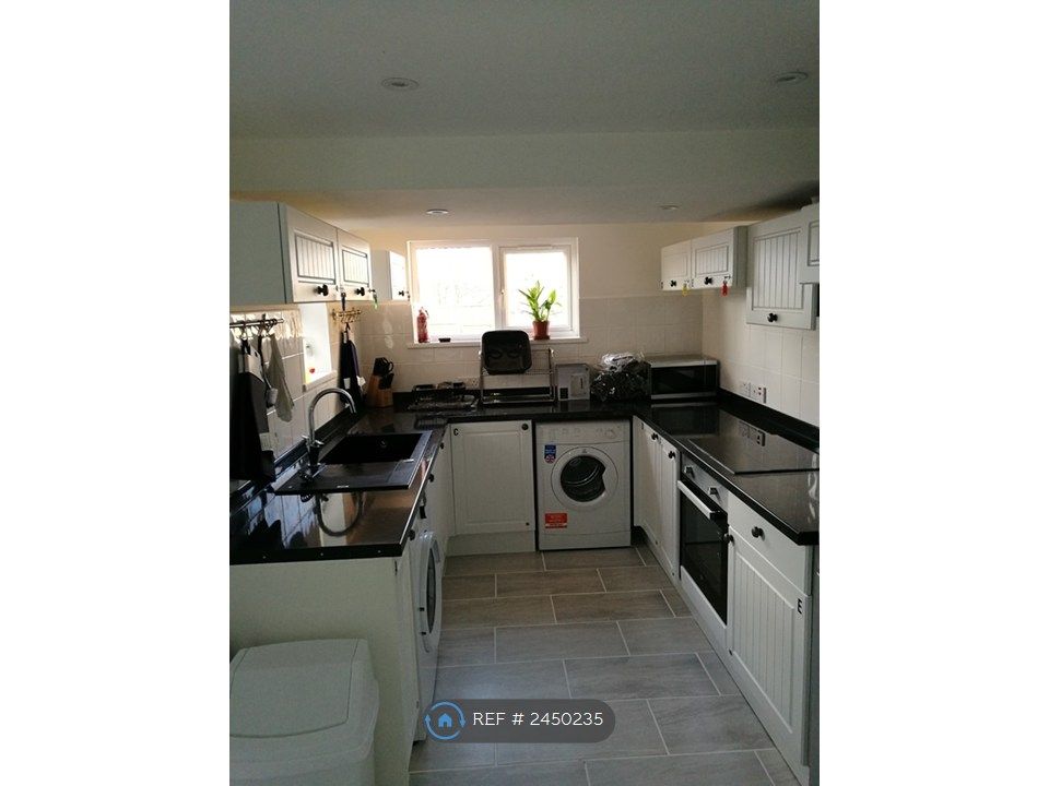 Property photo 3 of 11 Kitchen