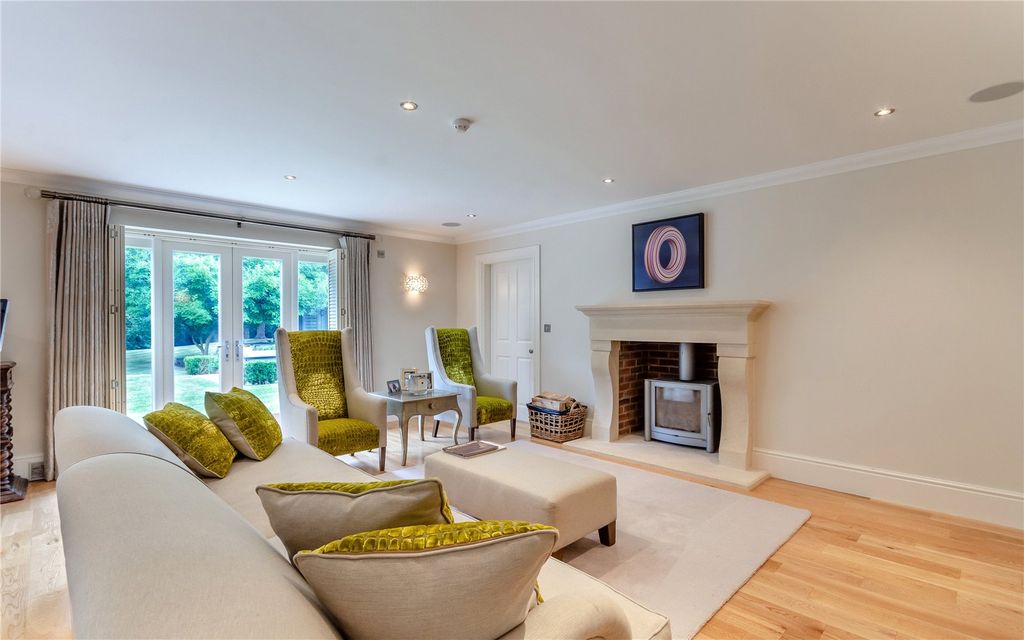 Property photo 2 of 23 Sitting Room