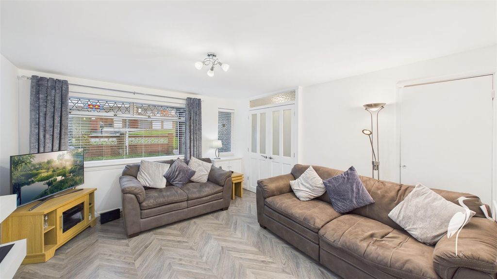 Property photo 2 of 18 Lounge