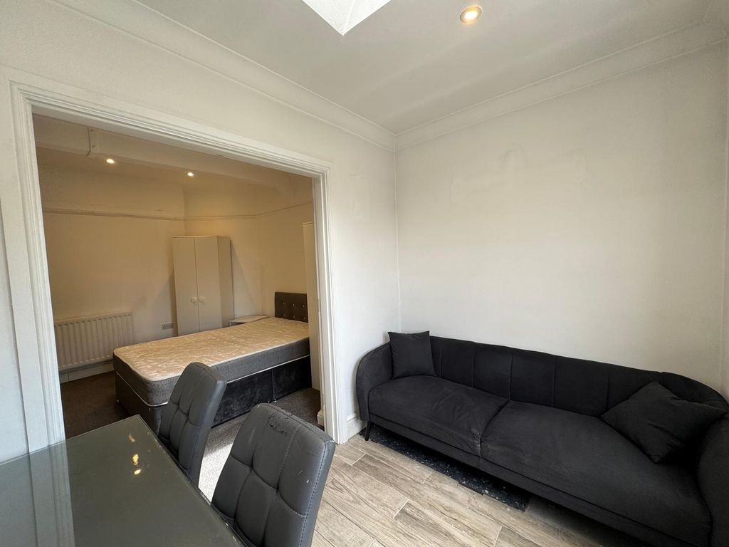 Property photo 3 of 7 B