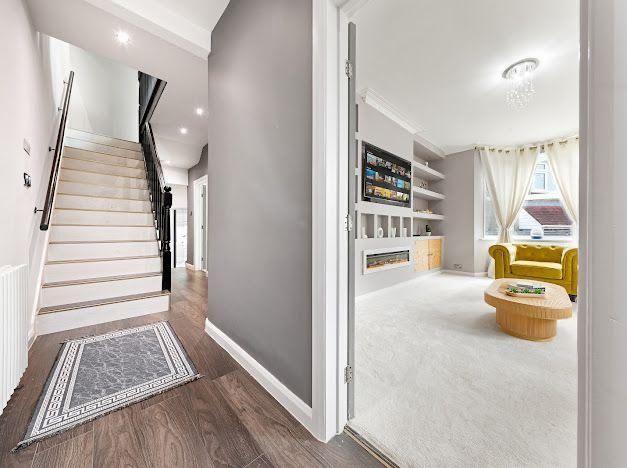 Property photo 3 of 14 Hallway